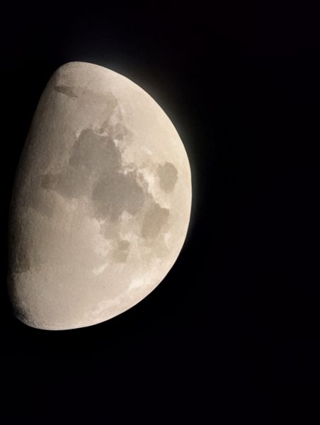 Saphir lunaire et mers sombres